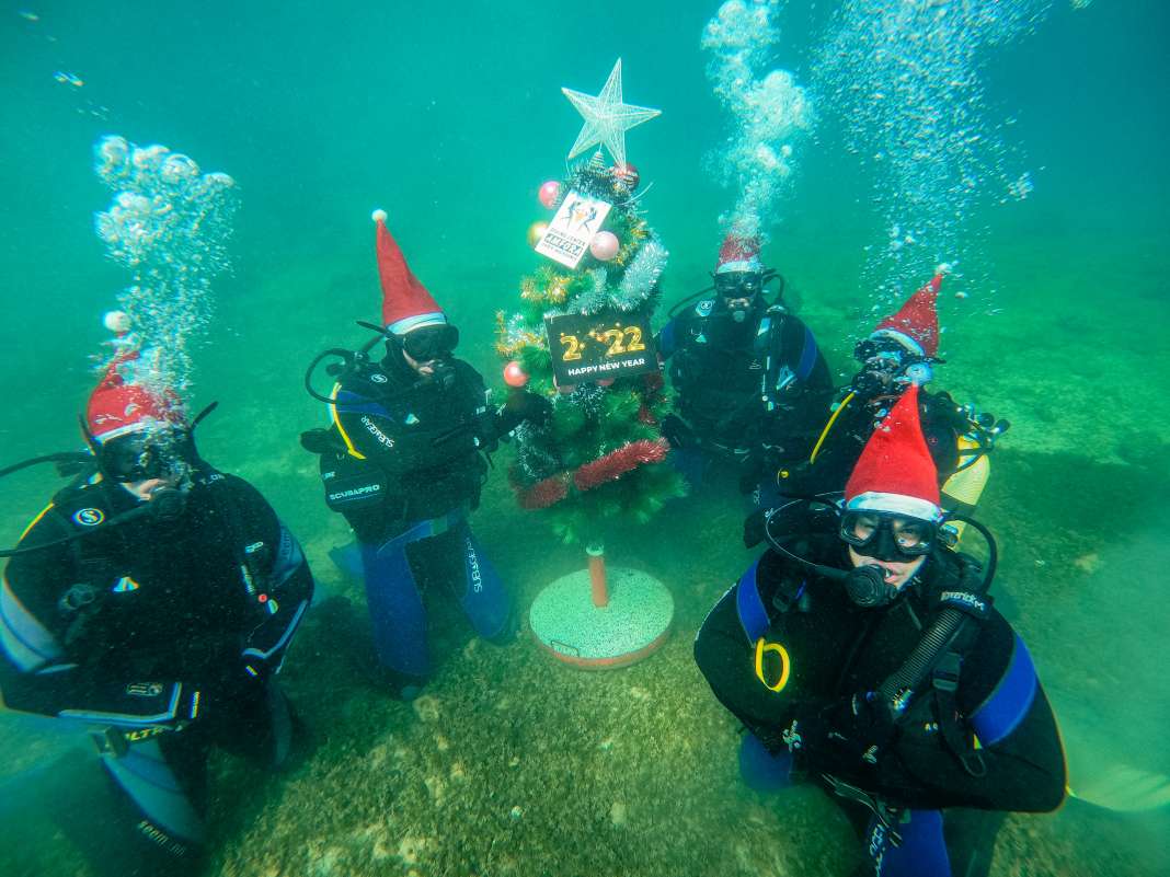 Подводната новогодишна елка на дното на Охридското Езеро пак е украсена откако лани пандемијата ја прекина традицијата