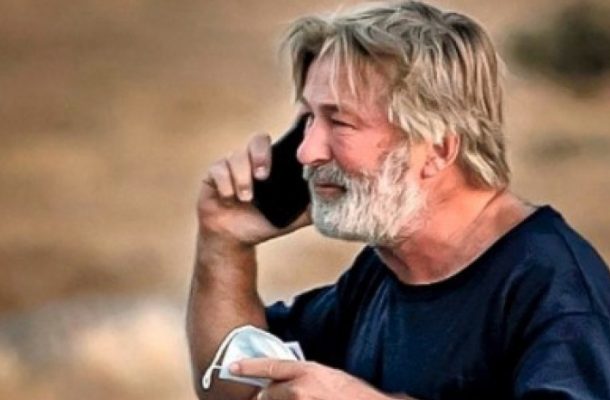 Полицијата добила налог да го заплени телефонот на Алек Болдвин