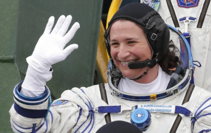 (Фото) Астронаутка на НАСА, по раскинувањето со швалерот во вселената, намерно направила дупка на бродот за да се врати дома побргу