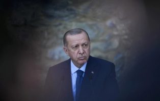 (Фото) Ердоган избегнал атентат на митинг во Турција