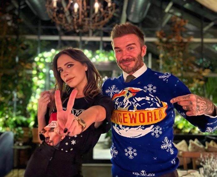 (Фото) Милиони фанови му се смееја на Бекам откако ја објави семејната божиќна фотографија