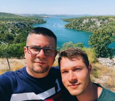 (Фото) Прв јавен бакнеж на геј политичар во Хрватска: Неговиот 13 години помлад партнер е познат по учеството во „Големиот брат“