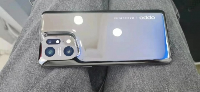 Oppo Find X5 Pro ја прикажува необичната камера на рефлектирачка позадина