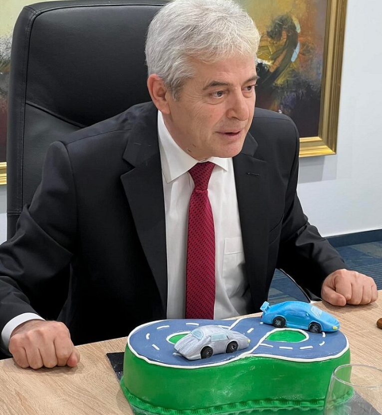 Али Ахмети славеше роденден па доби торта со Коридорот 8