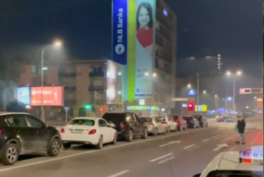 (Видео) Безобразно паркирани куп коли дремат среде булевар во Скопје