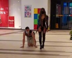(Видео) Девојка го шеташе момчето врзан за синџир низ трговски центар