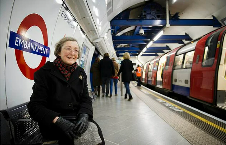 (Видео) Жена секој ден одела во метро за да го слушне гласот на покојниот сопруг