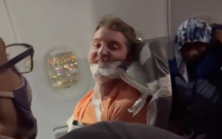 (Видео) Патник во авион го врзаа со салотејп затоа што пцуел и не прекинувал да ја фаќа стјуардесата за гради