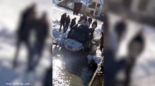 (Видео) Поп со џип влезе во река на Водици па ги повика младите да рипаат по крстот
