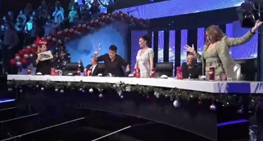 (Видео) Се кршеа чаши па се играа ора во Гранд, џумуш во новогодишната епизода на популарното шоу