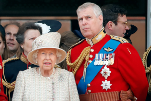 Кралицата Елизабета му ги одзеде сите воени и кралски титули на принцот Ендру по тужбата за злоставување малолетничка