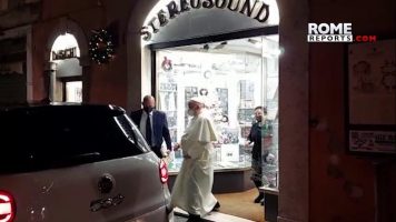 Папата тајно излегол од Ватикан за да посети музичка продавница