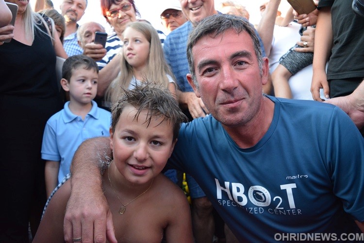 Почина мајката на Марко Пејчиновски, најмладиот маратонец кој исплива 30 километари од Свети Наум до Охрид