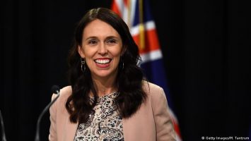 Премиерката Џесинда Ардерн ја откажа свадбата откако воведе нови коронамерки во Нов Зеланд