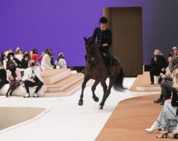 Принцезата од Монако качена на коњ ја отвори модната ревија на Шанел