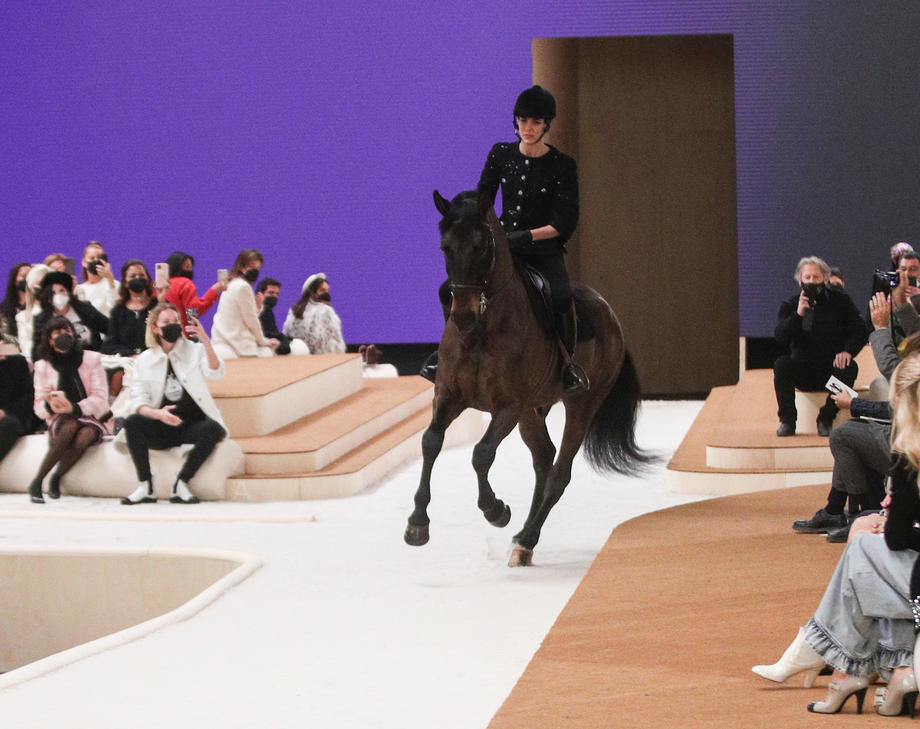 Принцезата од Монако качена на коњ ја отвори модната ревија на Шанел