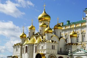Руската црква со молитви против зависност од компјутери, таблети и телефони