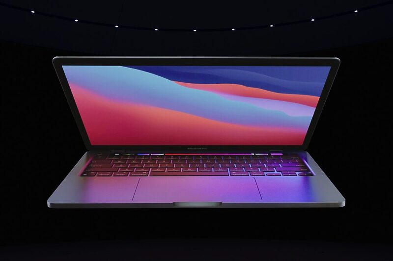 Apple подготвува поевтин MacBook Pro со M2 чип