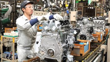 Mazda затвори две фабрики во Јапонија