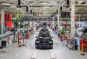 Tesla повлекува речиси 600.000 електрични автомобили