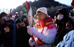 Џеки Чен четврти пат го носи олимписки факел на врвот на Кинескиот ѕид