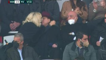 (Видео) Додека Монца губи, Берлускони на трибини се бакнува со 53 години помладата двојка
