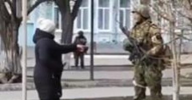 (Видео) Што барате во мојата земја, храбра Украинка им се спротистави на руските војници