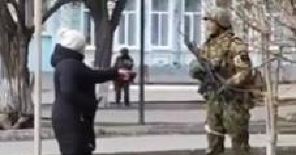(Видео) Што барате во мојата земја, храбра Украинка им се спротистави на руските војници