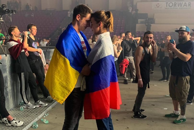 Дечко и девојка се прегрнуваат додека се води војна меѓу Русија и Украина