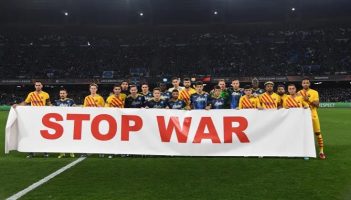 Запрете ја војната, порачаа Елмас и фудбалерите на Наполи и Барселона