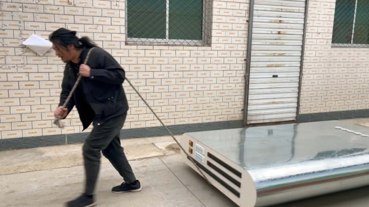 Најголема екстерна батерија: Има тркала и може да наполни повеќе од 5.000 смартфони (ВИДЕО)