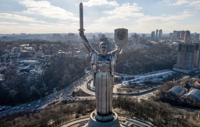 Парламентот во Украина донесе закон со кој граѓаните слободно можат да носат оружје