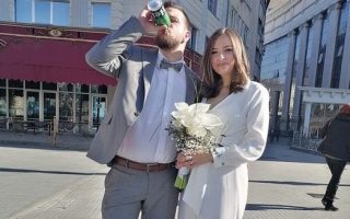 Се ожени синот на Тања Кочовска па со пиво наздрави среде Скопје