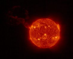 Снимена е најголемата досега видена сончева ерупција, за среќа не е насочена кон Земјата (ВИДЕО)