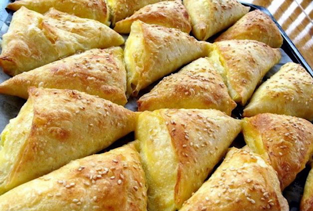 Солени триаголници со готови кори