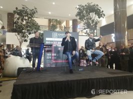 (Видео) Ацо Пејовиќ го собра цело Скопје, а за гратис билет се правеа и склекови среде „Ист Гејт"
