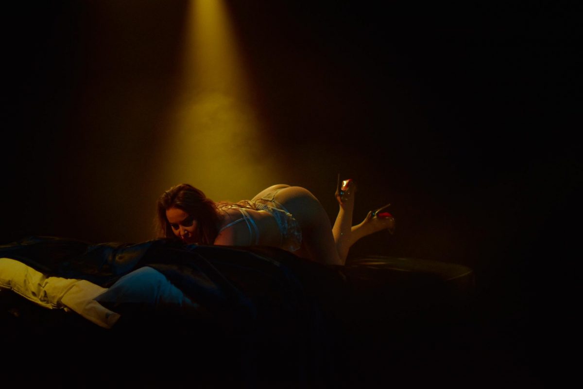 (Видео) Мелита полугола во кревет со ДНК и Таско