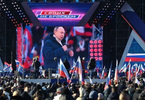 (Видео) Руската државна телевизија го прекина говорот на Путин, од Кремљ велат дека имало технички проблем