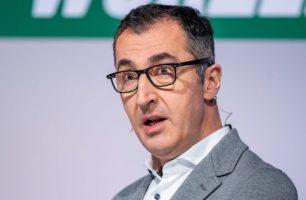 Германскиот министер за земјоделство кој е вегетаријанец им порача на сите да јадат помалку месо поради војната во Украина