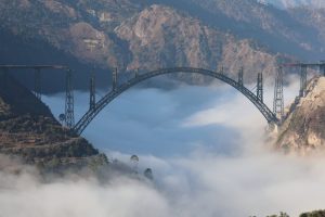 Железнички мост кој се издигнува „над облаците“ и може да издржи терористички напади!