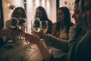Жените што пијат вино со своите пријателки живеат подолго, тврдат научниците