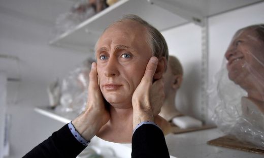 Музеј во Париз го отстрани восочниот Путин оти посетителите му ја скубеле косата
