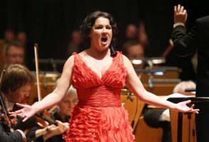 На руската оперска дива Ана Нетребко ѝ ги откажуват концертите низ светот затоа што се се шпекулира дека е во врска со Путин