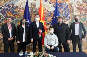 Пендаровски се сретна со европската шампионка во стрелаштво Оливера Накова Биковска: Нејзините успеси се инспирација за целата нација