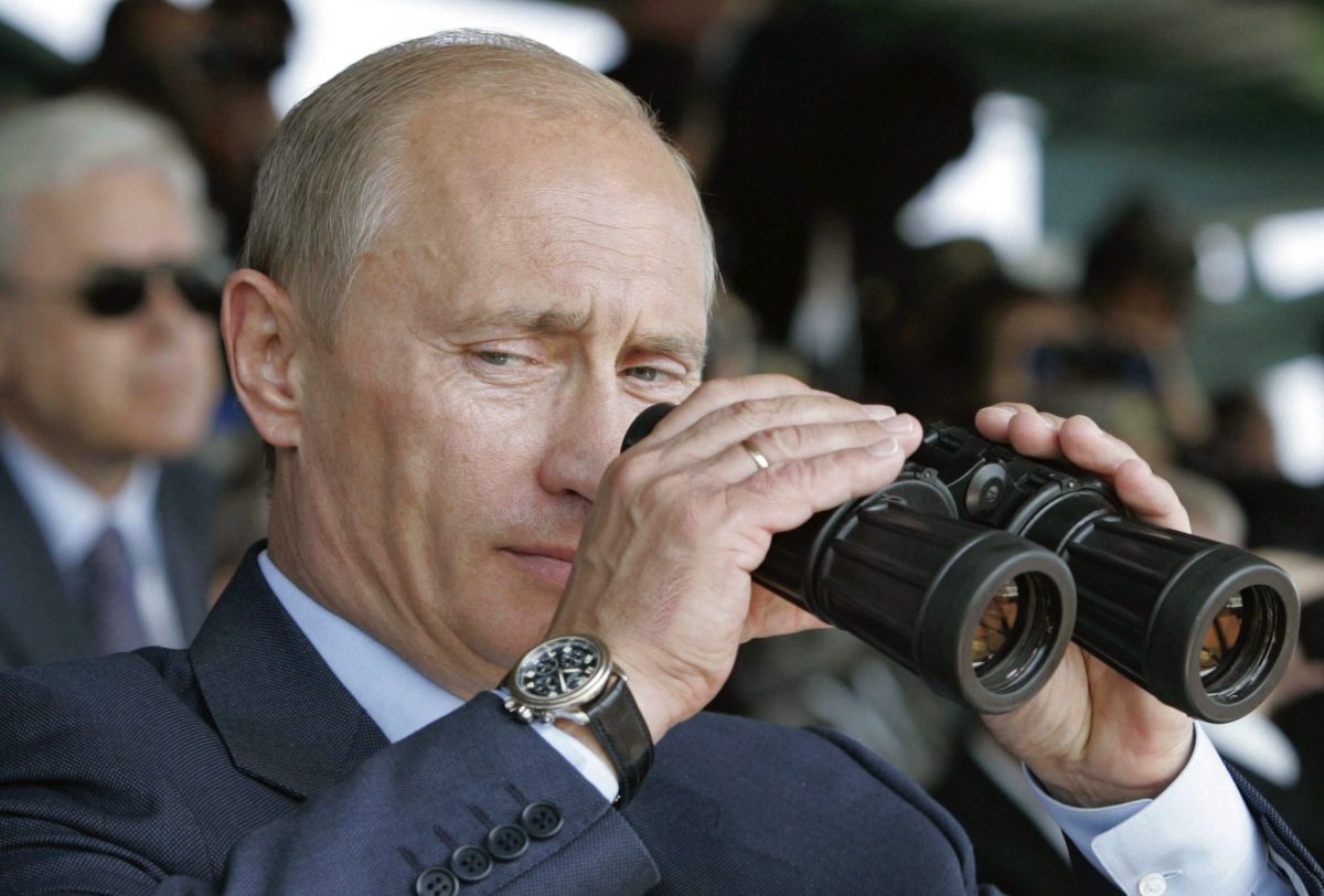 Путин го носи саатот на десната рака со причина, ова се некои од теориите на заговор