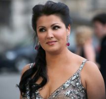 Руската дива Ана Нетребко веќе нема да пее во операта Метрополитен оти одби да ја повлече поддршката за Путин