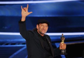 Трој Коцур-прв актер со оштетен слух добитник на „Оскар“ и го посвети на заедниците на глуви и инвалиди