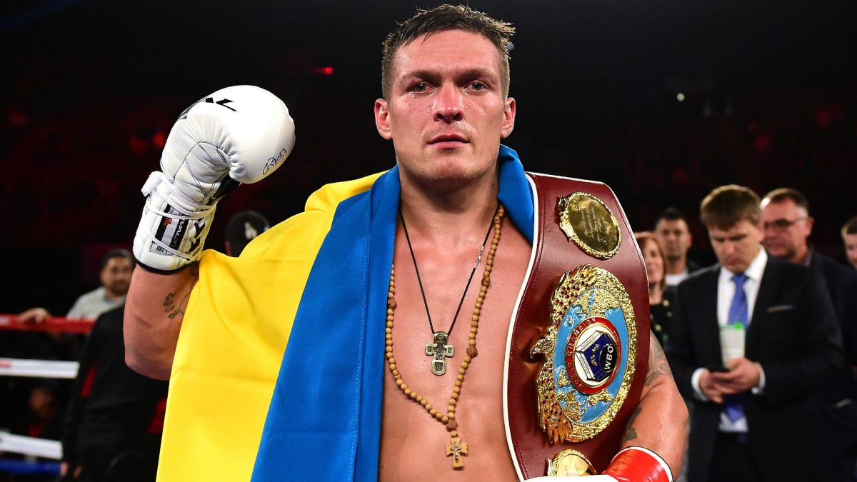 Украинскиот боксер и светски шампион, Олександр Усик, се врати дома за да ја брани својата земја
