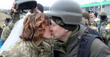 (Фото) Свадба среде војна на периферијата на Киев