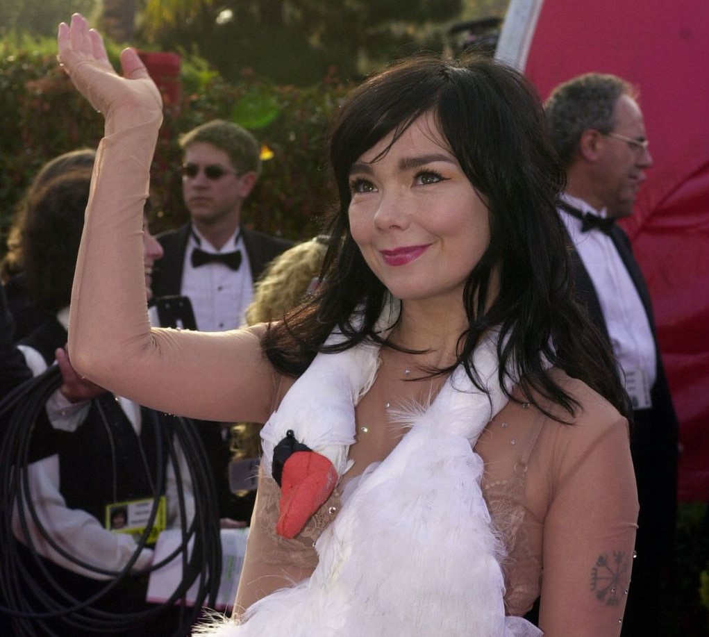 Фустанот со лебед на македонскиот дизајнер Марјан Пејоски, што го носеше Бјорк, пред 20 години го исмеваа, а денес е на листата најубави креации на „Оскарите“